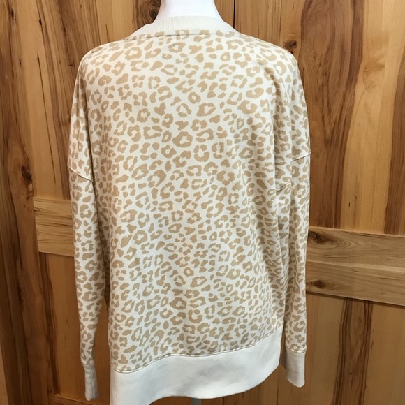 Time and Tru Leopard Print Long Sleeve Tee Side Slits Women’s Medium - Picture 2 of 5